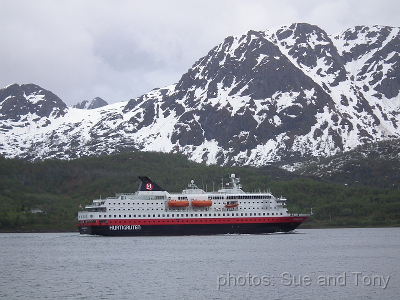 day9 0043.jpg - dwarfed by the sides of the fjord